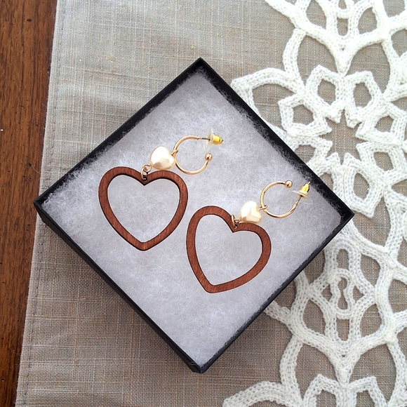 💥SALE💥NEW Wooden Hollowed Out Heart & Faux Pearl Heart Dangle Earrings - Picture 4 of 4